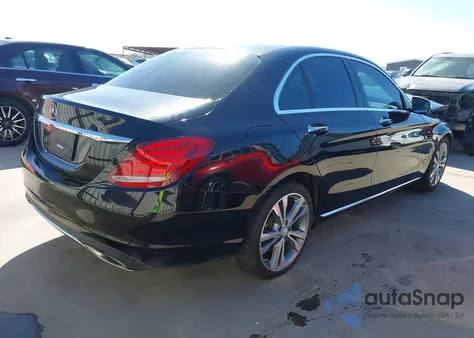 2015 Mercedes-Benz C 300 z USA, uszkodzony, nr VIN 55SWF4JB5FU083272